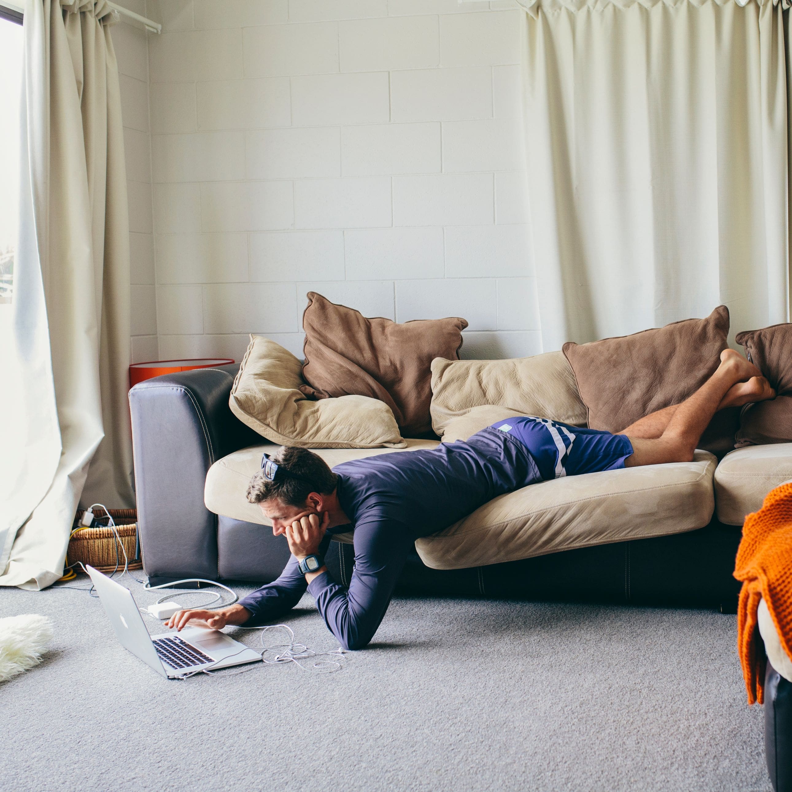 homme-remotely-working-min
